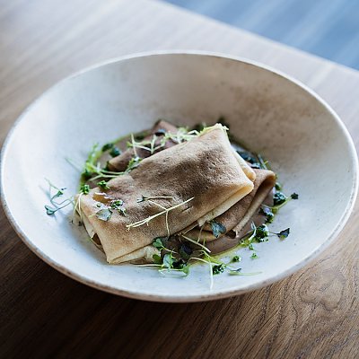 Заказать Блины с телячьей щекой и трюфельным соусом, Гастробар Цоколь (Материк)