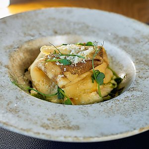 Блинчики с птицей, яблоком и соусом Дорблю, Гастробар Цоколь (Материк)