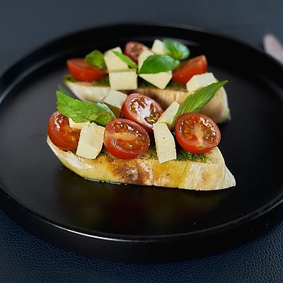 Заказать Брускетта с соевым сыром Фета и черри, Гастробар Цоколь (Материк)