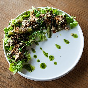 Салат с чукой, огурцами ким-чи и муссом авокадо, Гастробар Цоколь (Материк)