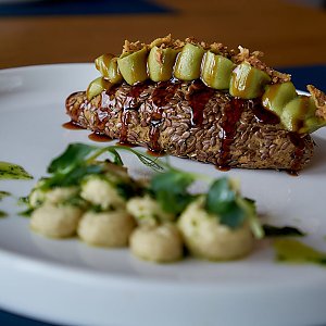 Котлета из чечевицы и нута с муссом из авокадо, Гастробар Цоколь (Материк)