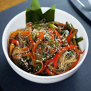 Лапша с овощами и шиитаки, Гастробар Цоколь (Материк)