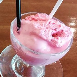 Мороженое Клубничное с кусочками клубники, Мини-кафе Белорусская Узбекская Кухня