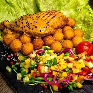 Кусок цыплёнка на доске (стейк куриный), А где Я?