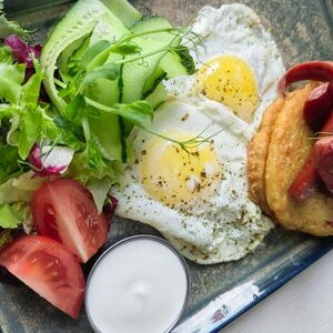 Драники с яичницей, сезонными овощами и охотничьими колбасками, Пушкина 202