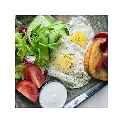 Заказать Драники с яичницей, сезонными овощами и охотничьими колбасками, Пушкина 202