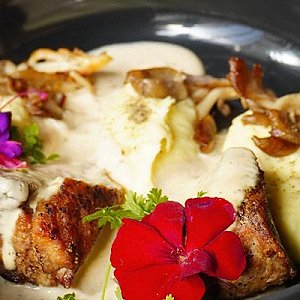 Вырезка свиная с жареными вешенками, МАМА ХУАНА