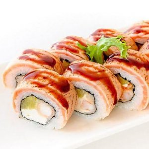 Ролл с опаленным лососем и креветкой, Fusion Sushi