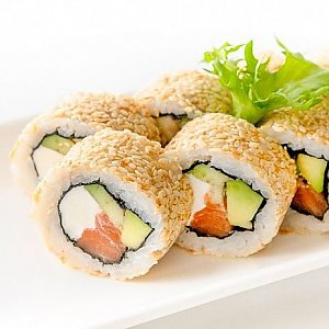 Ролл с лососем в кунжуте, Fusion Sushi