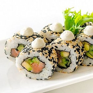 Ролл с копчёной форелью в кунжуте, Fusion Sushi