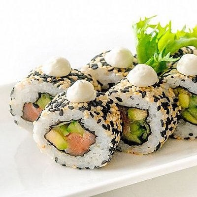 Заказать Ролл с копчёной форелью в кунжуте, Fusion Sushi