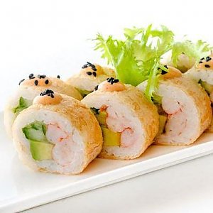Ролл с креветкой в Тамаго, Fusion Sushi