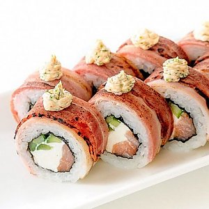 Ролл с копченой форелью в беконе, Fusion Sushi