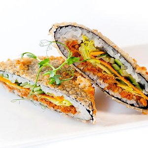 Суши-сэндвич с жареным лососем, Fusion Sushi