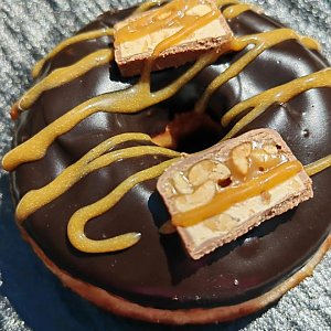 Донат Сникерс, Пончесса