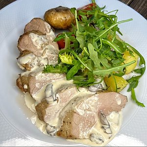 Свинина в сливочно-грибном соусе с запечённым картофелем, Крокус