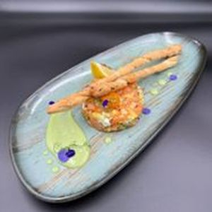 Тартар из лосося со сладким васаби и гриссини, Крокус