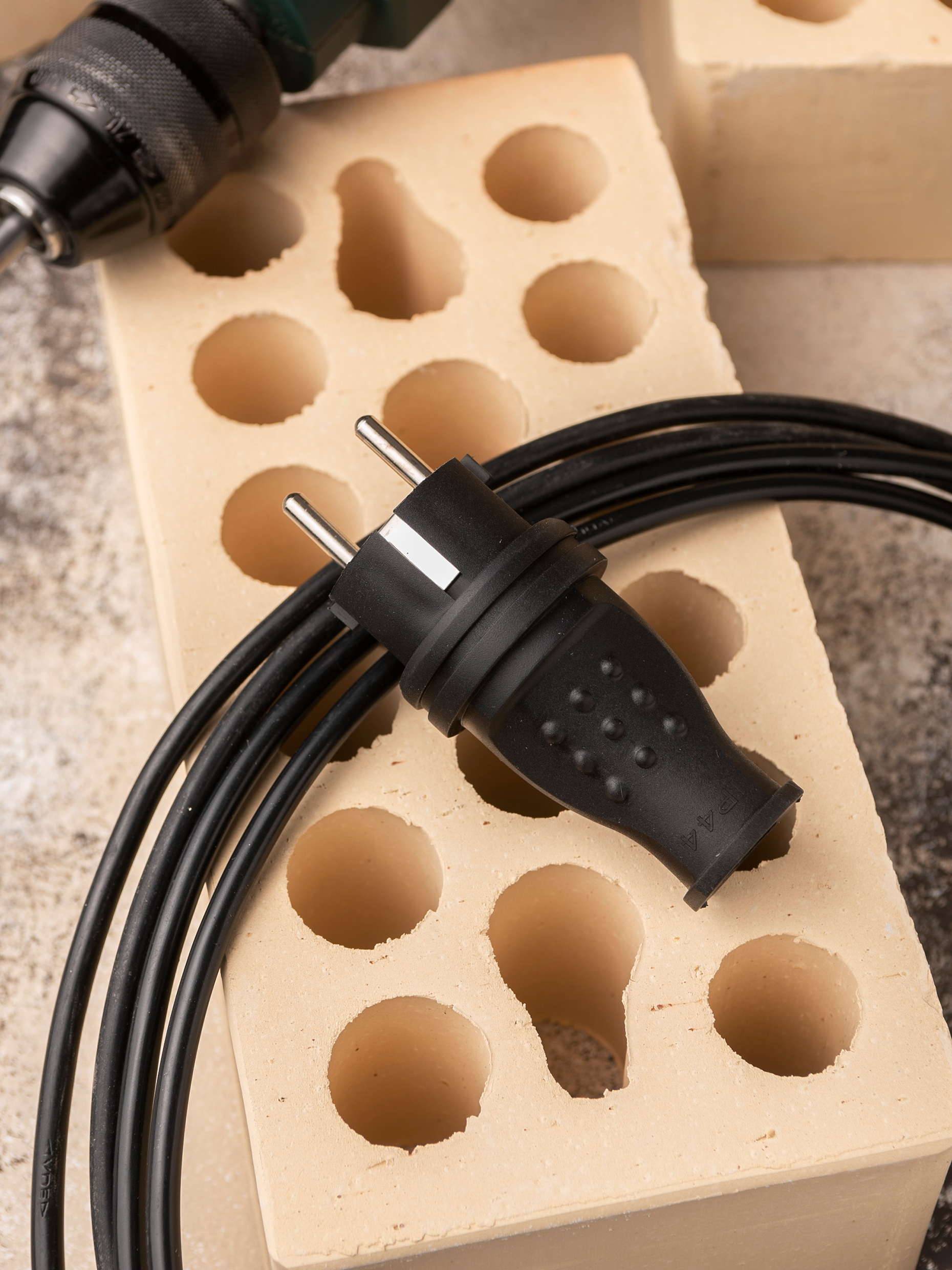 Вилка прямая каучуковая 230В, 2P+PE, 16A, IP44 EKF Марс,